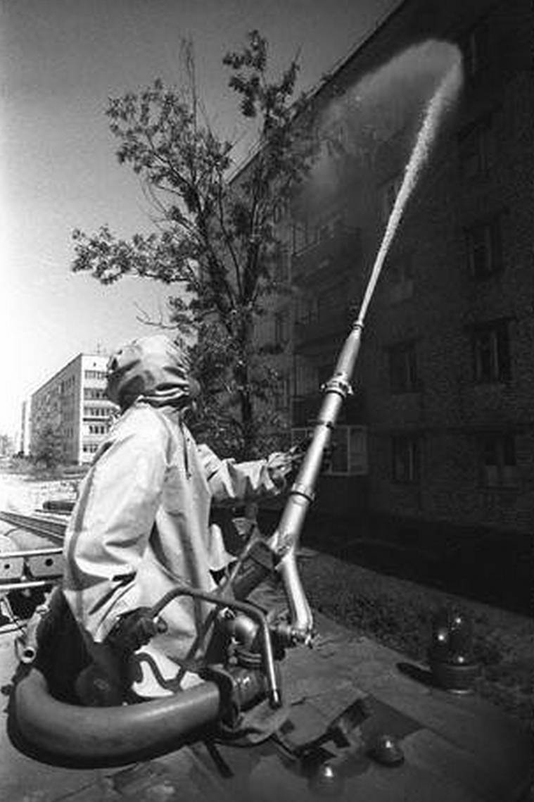 Мыццё дамоў ад радыяцыі ў зоне забруджвання